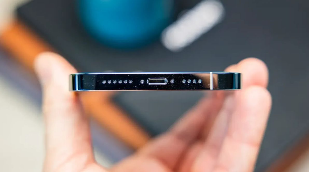 Řada iPhone 15 má nově ve svých telefonech USB-C