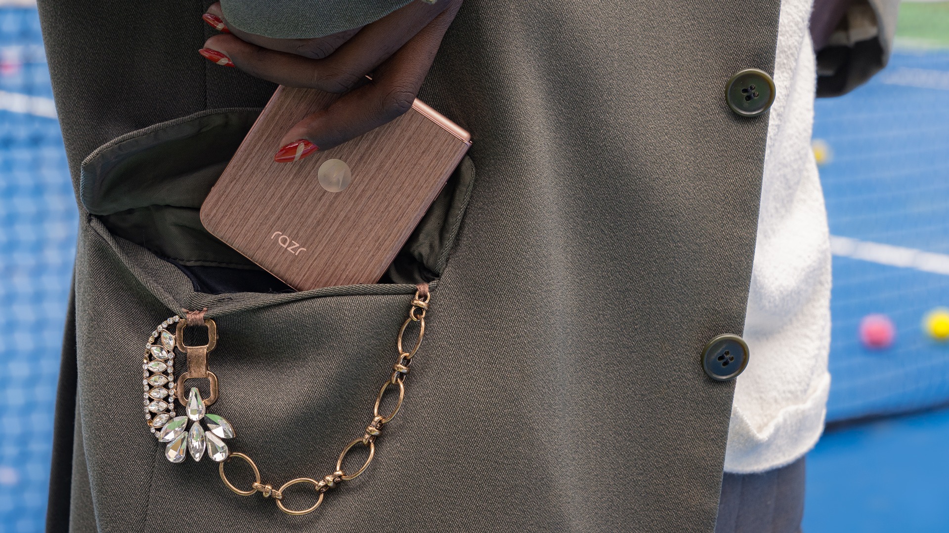 Motorola Razr 60 Ultra láká na záda ze dřeva nebo Alcantary