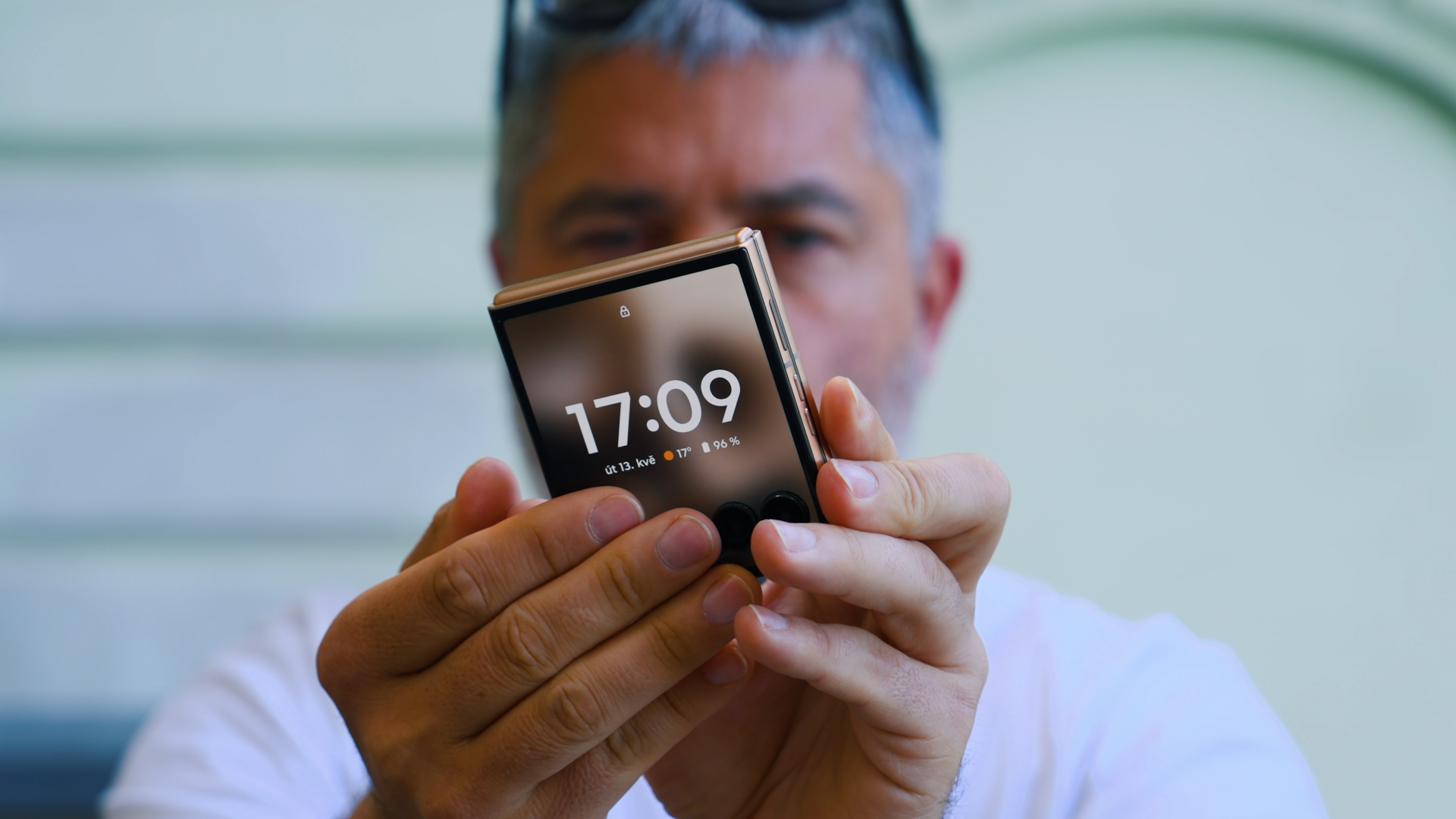 Motorola Razr 60 Ultra Recenze: Nejlepší skládačka roku 2025?