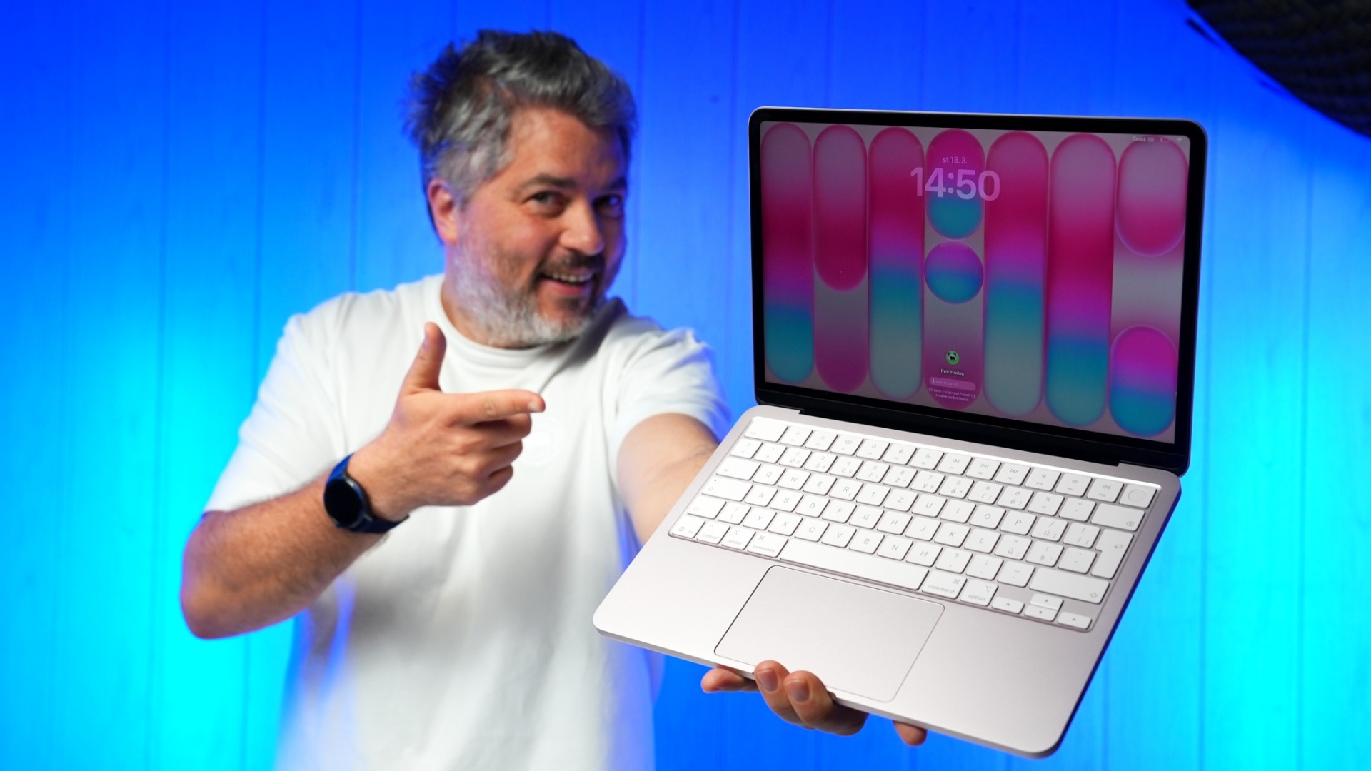 Apple MacBook Neo Recenze: Trefa do černého!