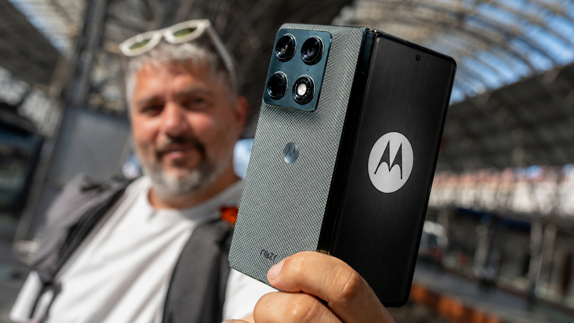 Motorola Razr Fold Recenze: Vrátí, co vám Samsung vzal!