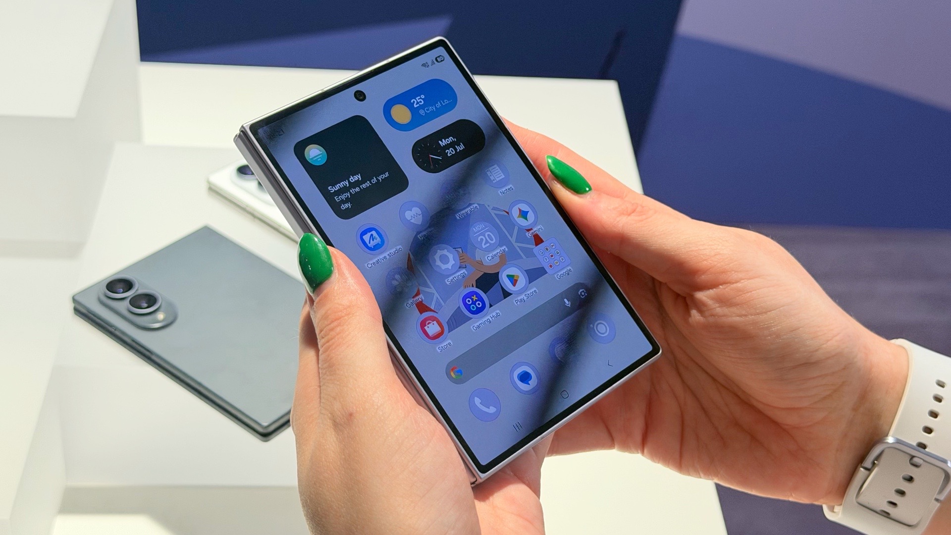 Samsung Galaxy Z Fold 8 je hranatý a praktický. Cena však atakuje 50 tisíc korun