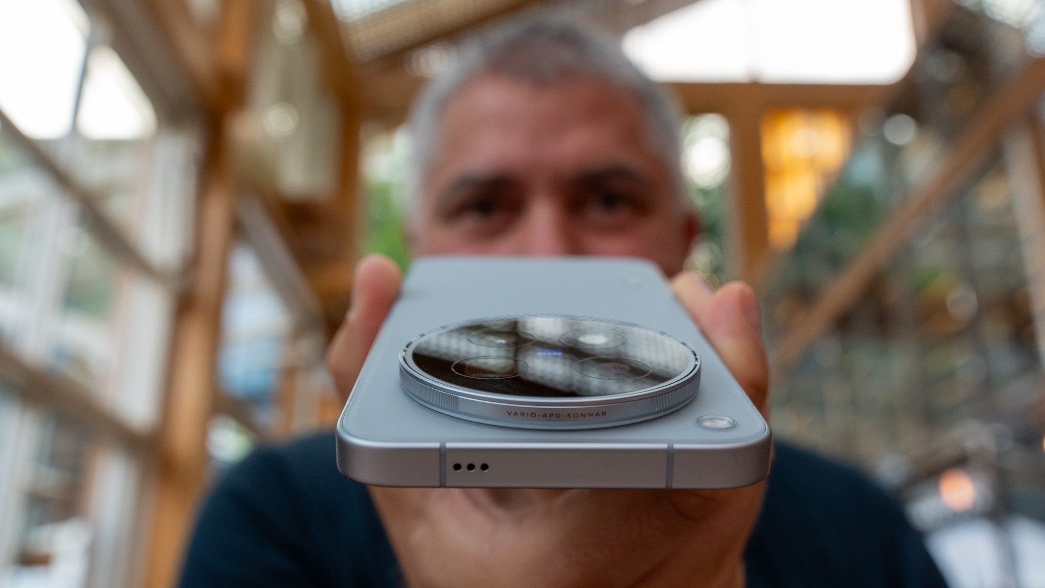 Detail kruhového modulu fotoaparátů ZEISS na zadní straně vivo X500 Pro Max z bočního pohledu.