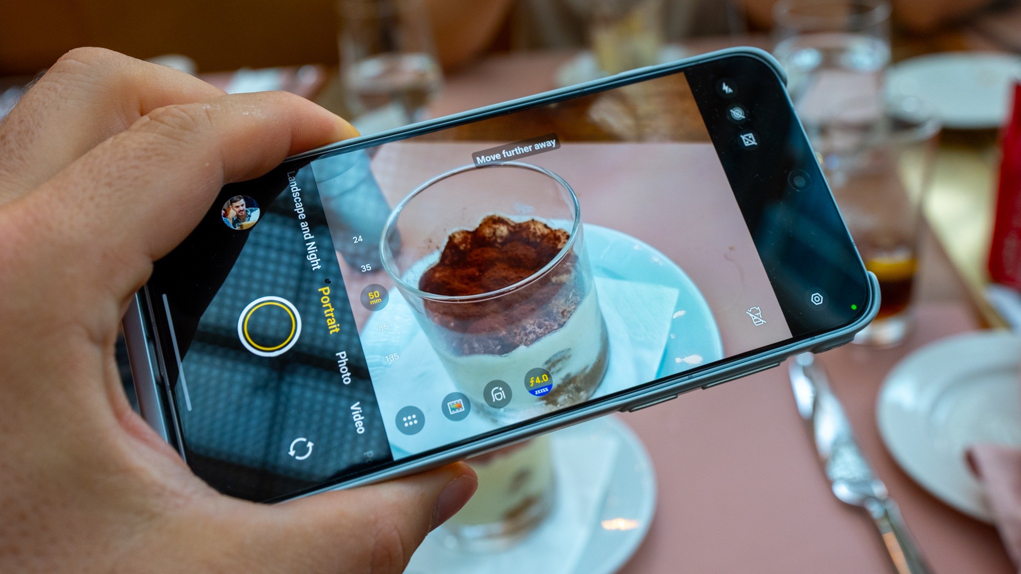 Displej vivo X500 Pro Max s otevřenou fotoaplikací v portrétním režimu a zvoleným ohniskem 50 mm.