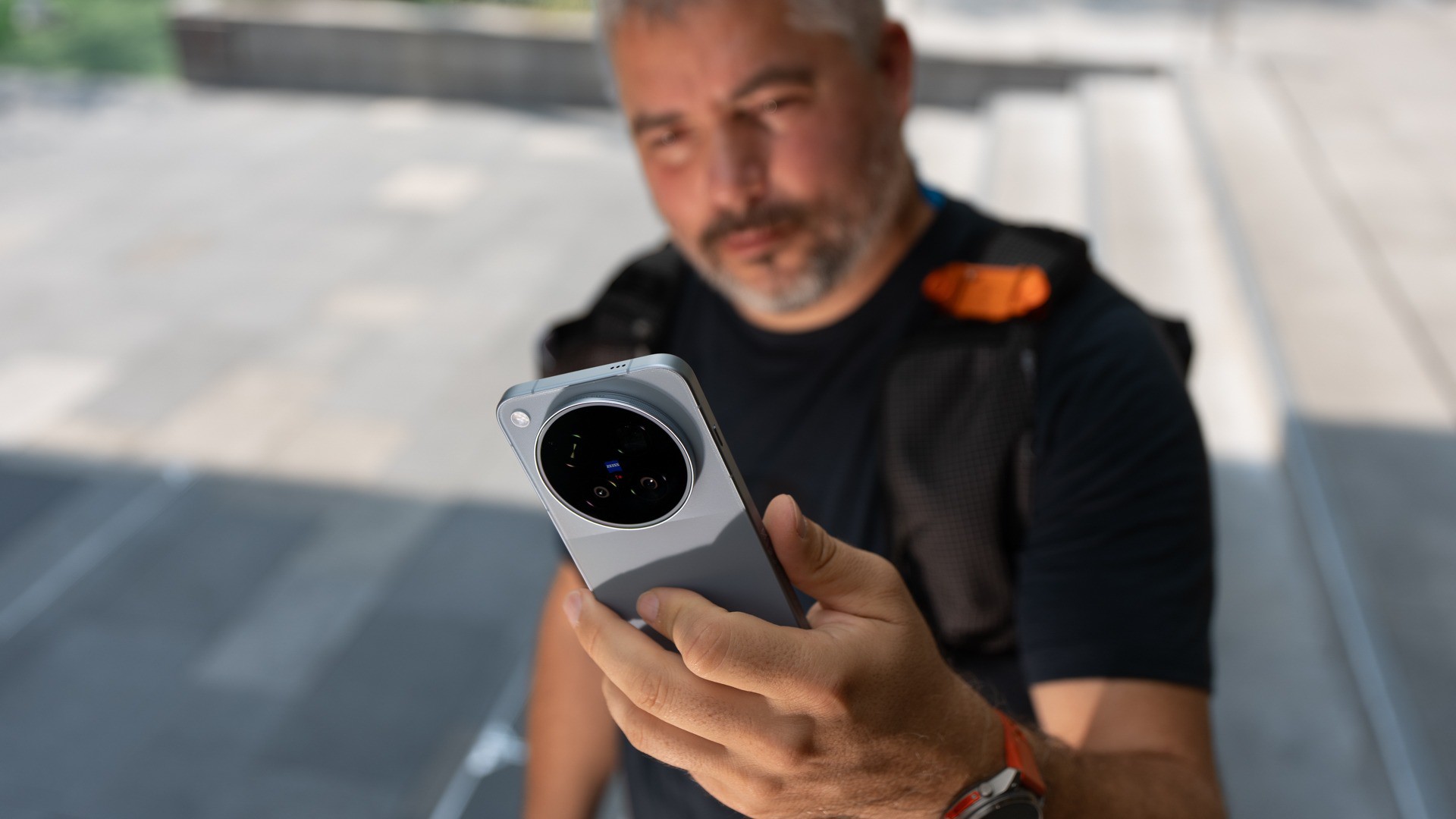 vivo X500 Pro Max držený v ruce, zaostřený na velký kruhový modul fotoaparátů ZEISS.