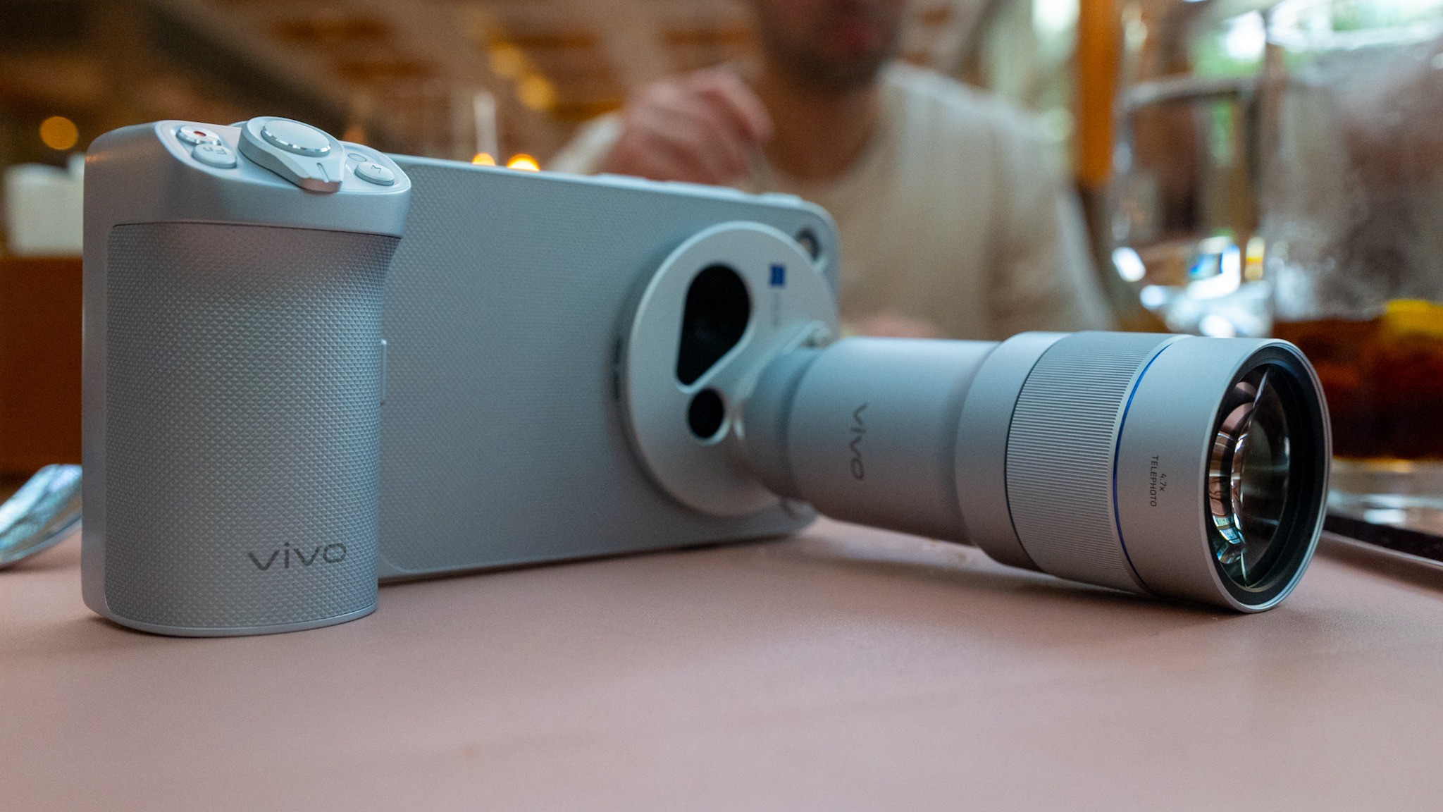 vivo X500 Pro Max s připojeným ZEISS telekonvertorem a fotografickým gripem.