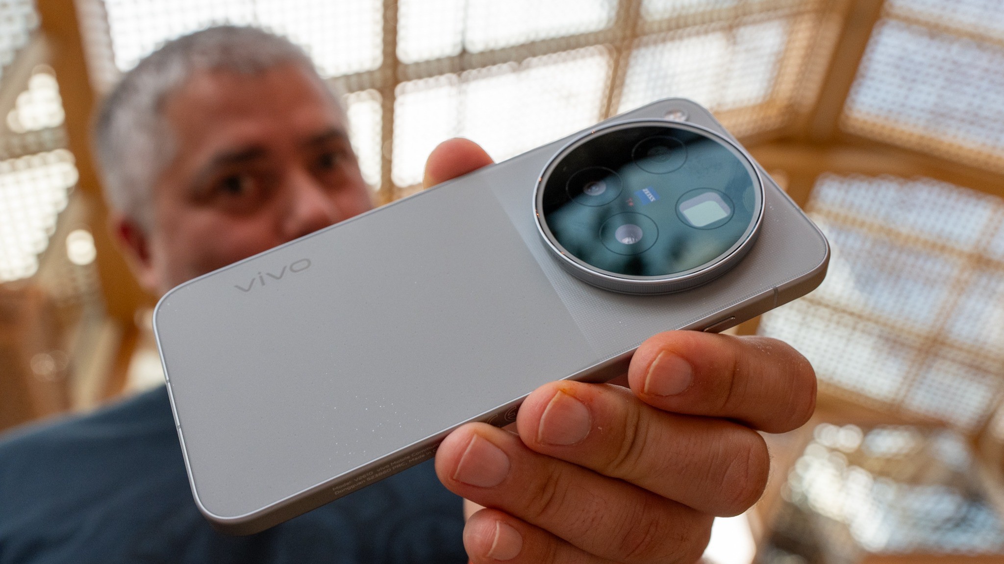 vivo X500 Pro Max s velkým kruhovým modulem fotoaparátů ZEISS v ruce.