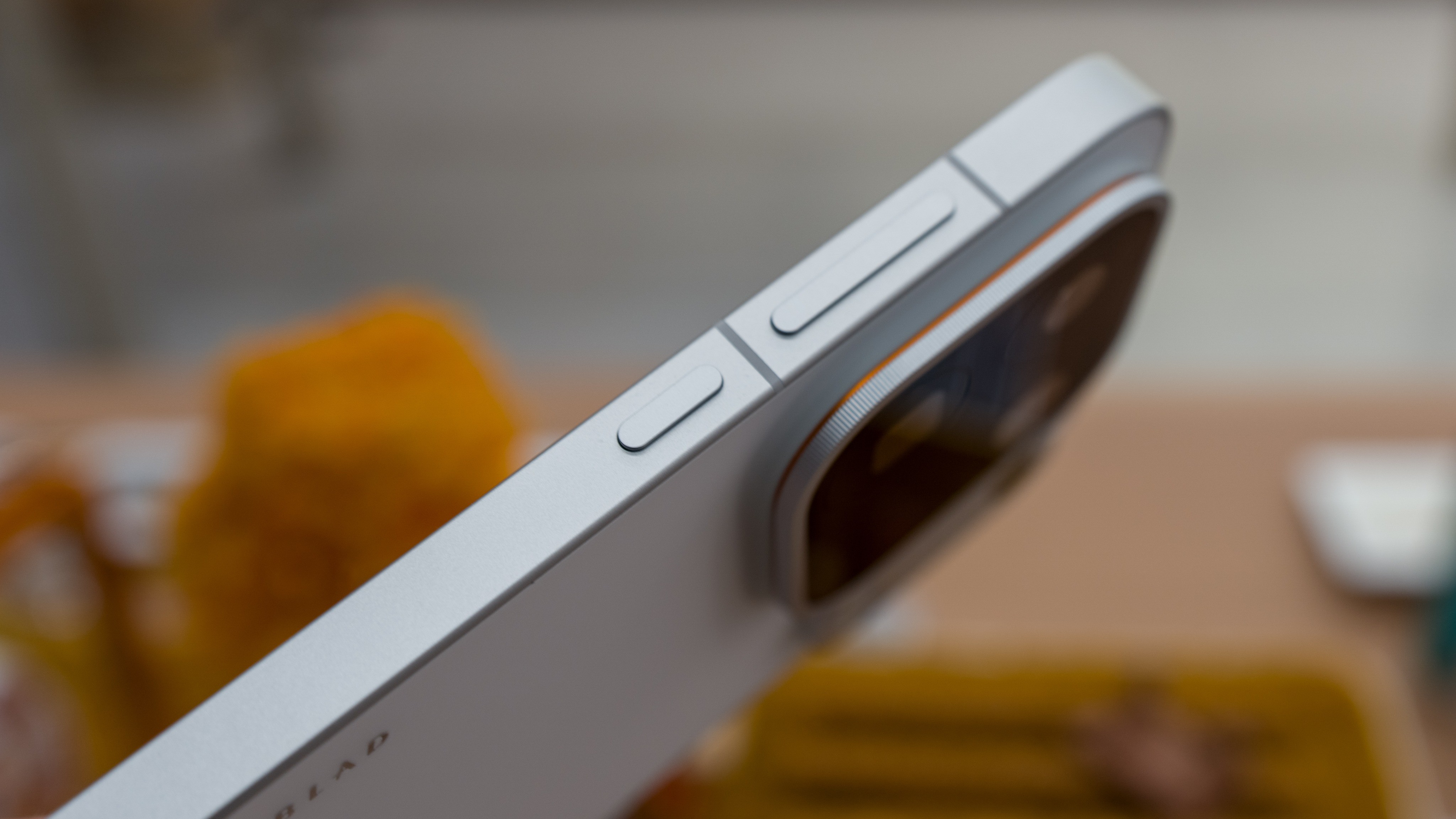 Boční profil OPPO Find X10 Pro Max s tlačítky a modulem fotoaparátu