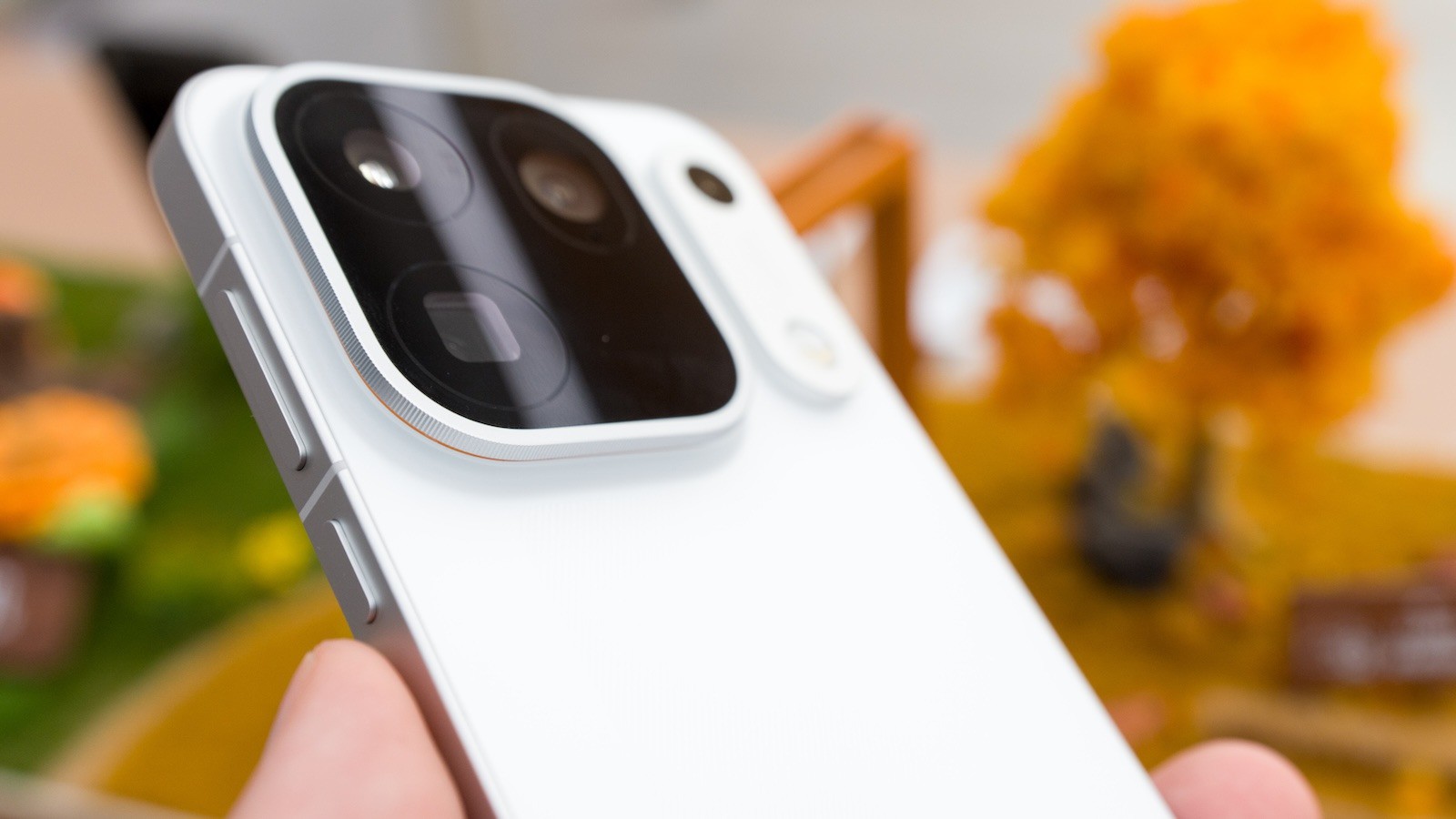 Detail fotoaparátů OPPO Find X10 Pro Max v bílé barvě