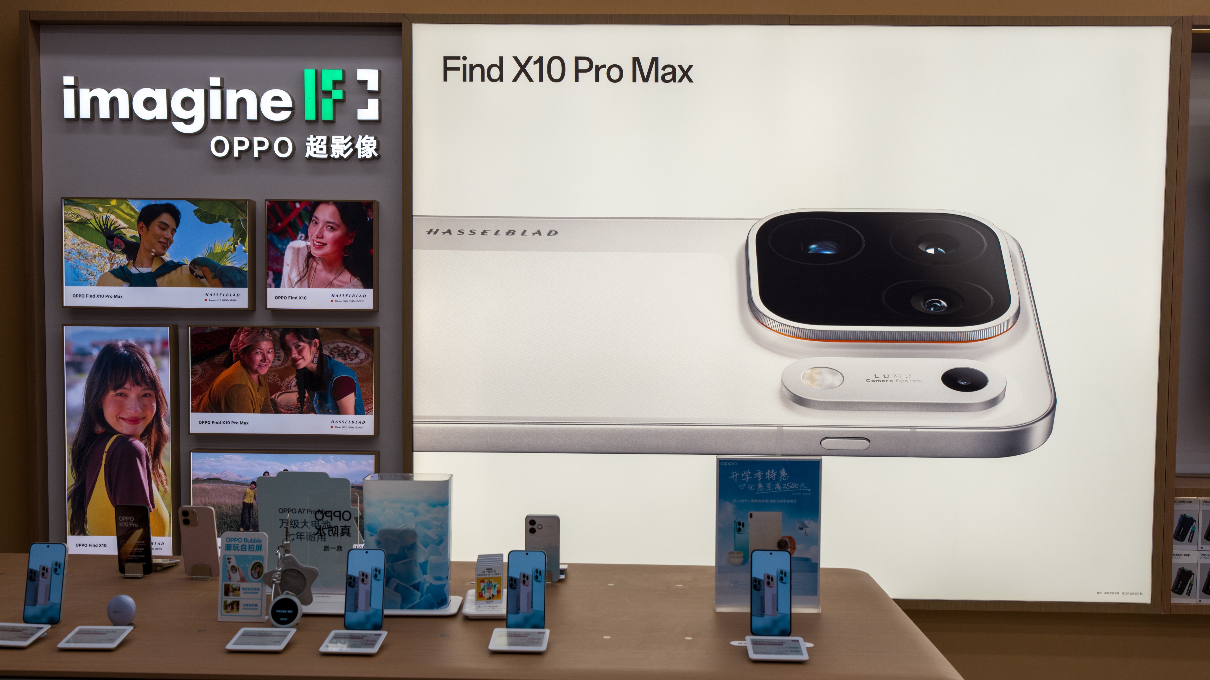 OPPO Find X10 Pro Max vystavený v čínské prodejně OPPO