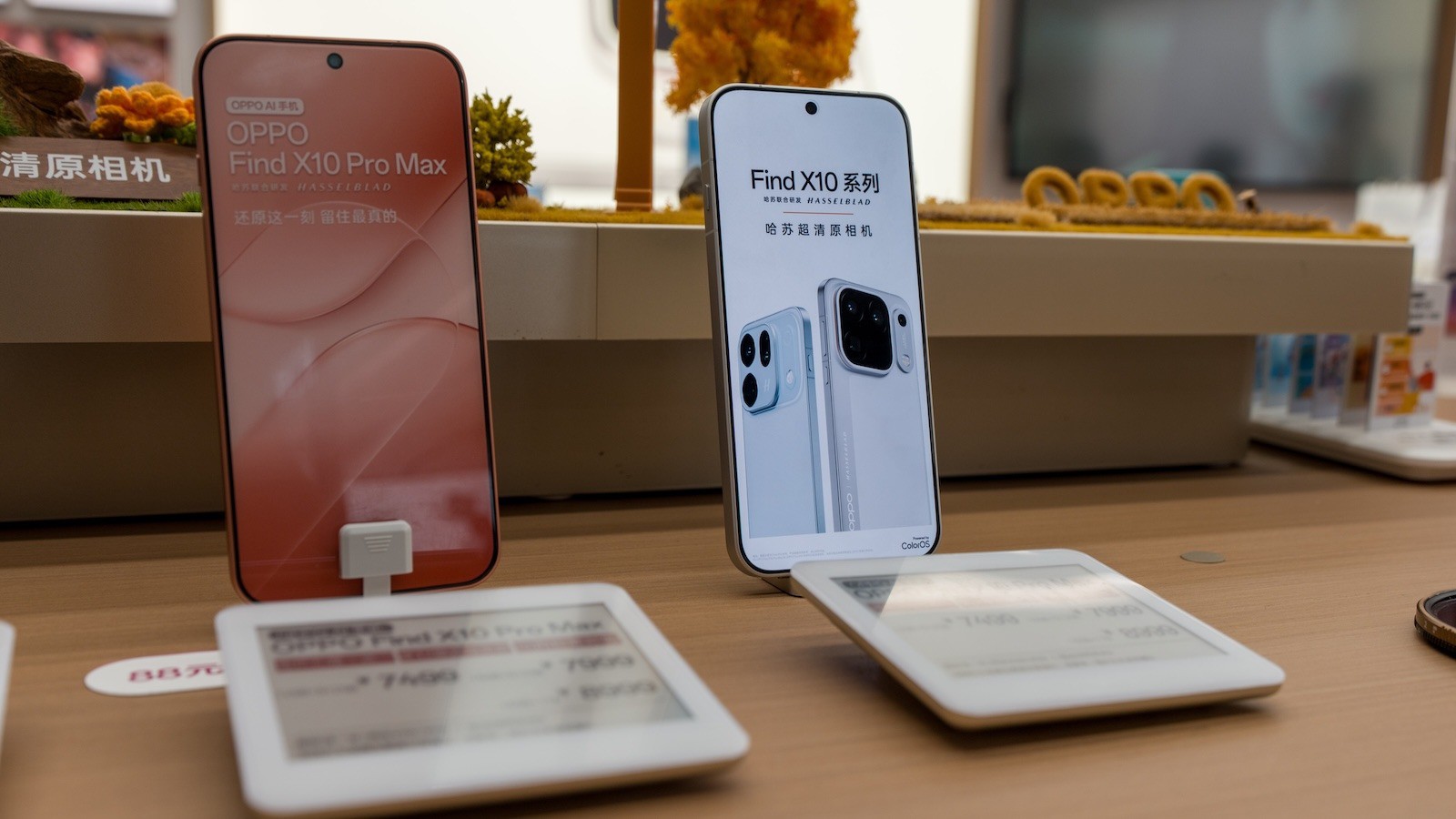 OPPO Find X10 Pro Max vystavený v čínské prodejně vedle řady Find X10