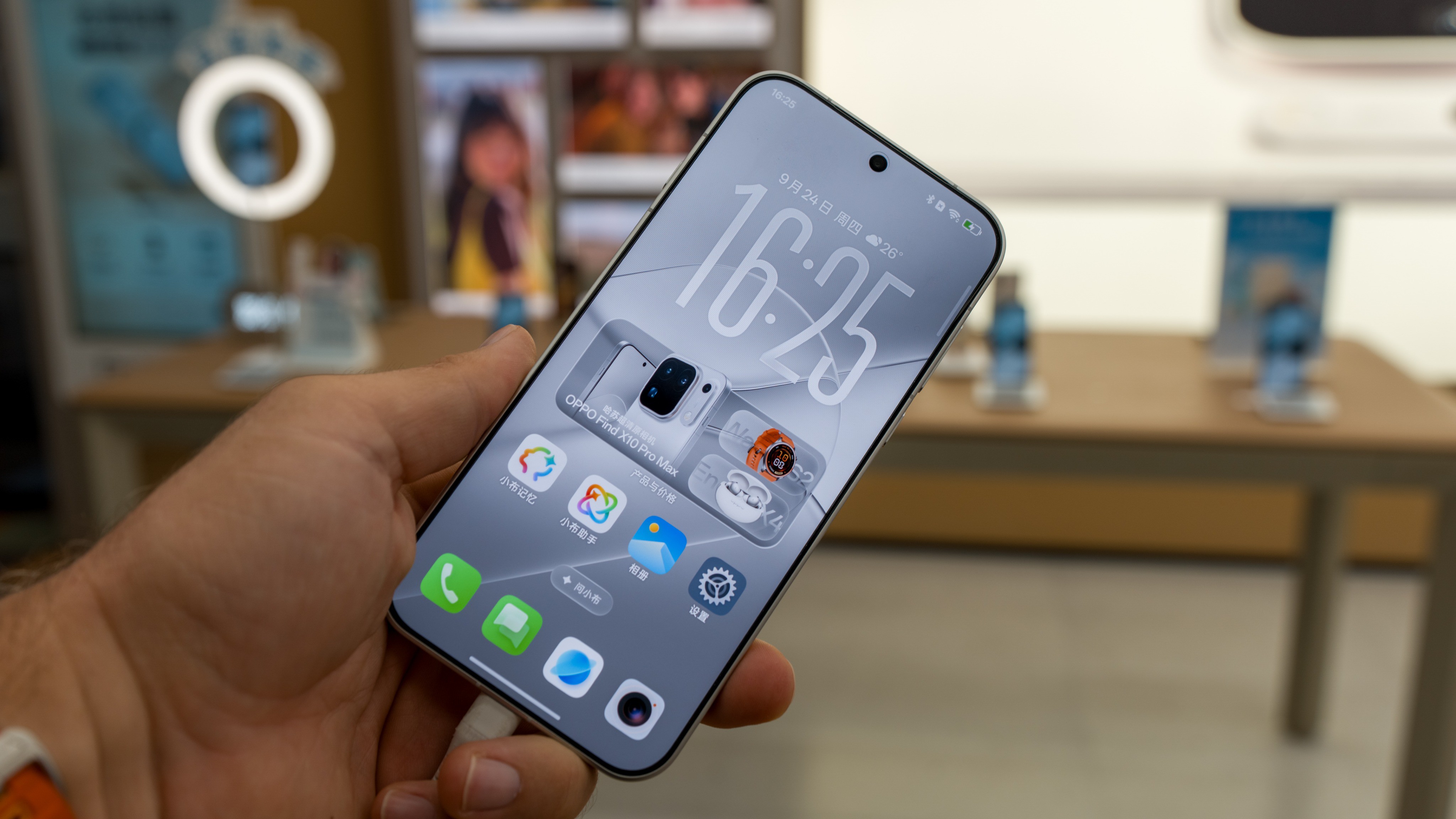 Přední displej OPPO Find X10 Pro Max při prohlížení telefonu v Číně