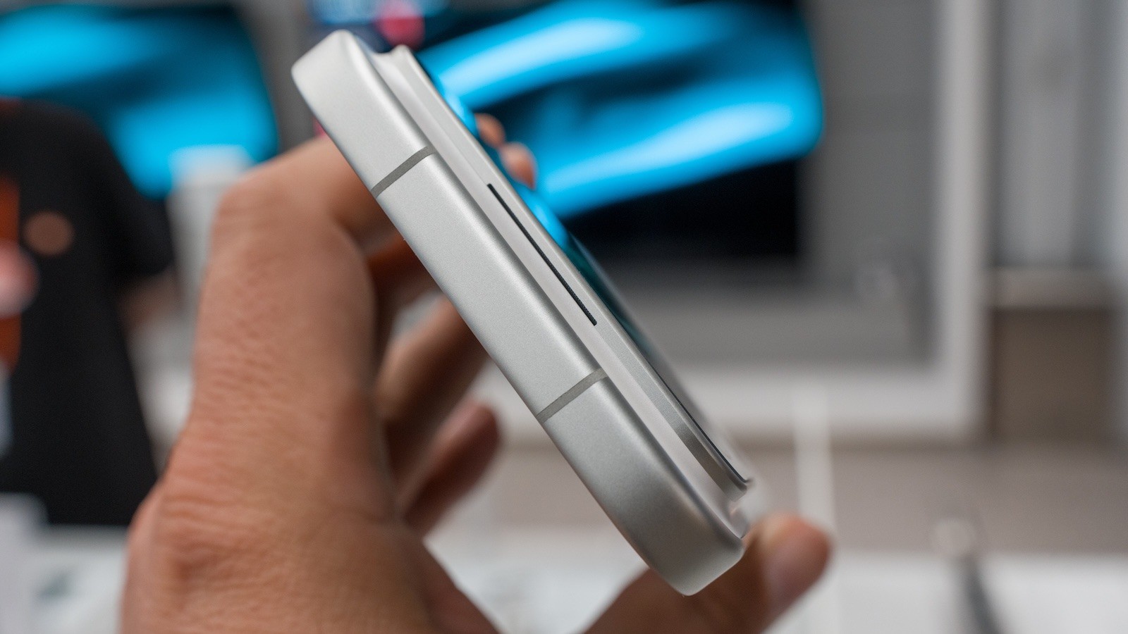 Boční profil Xiaomi 18 Pro Max s vystupujícím modulem zadního displeje a fotoaparátů