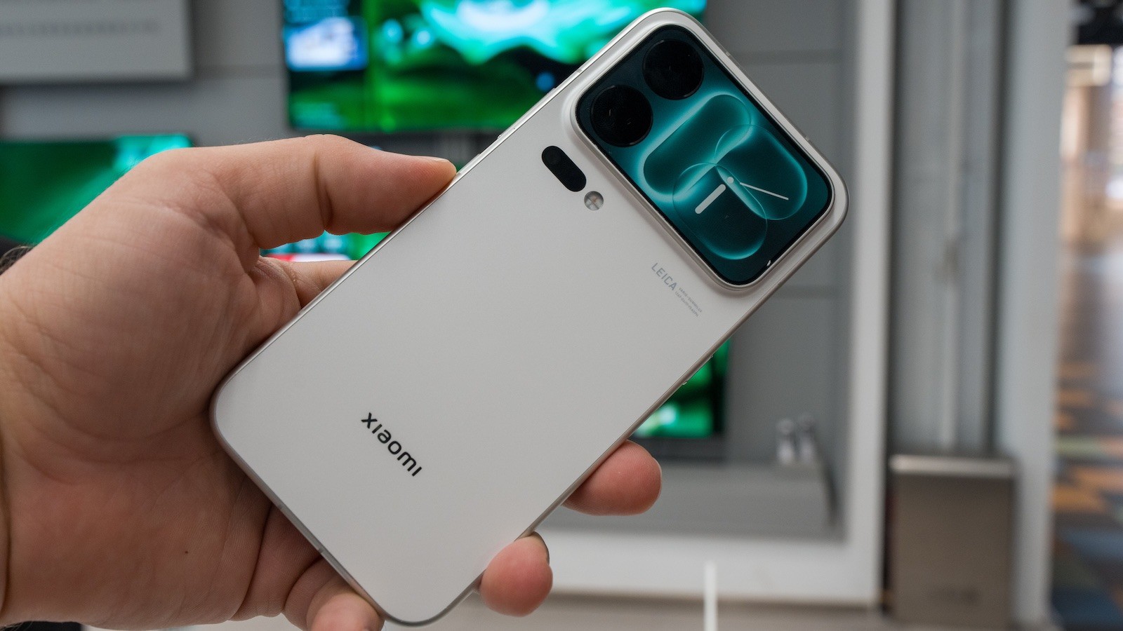 Xiaomi 18 Pro Max v bílé barvě se zadním displejem a Leica fotoaparáty