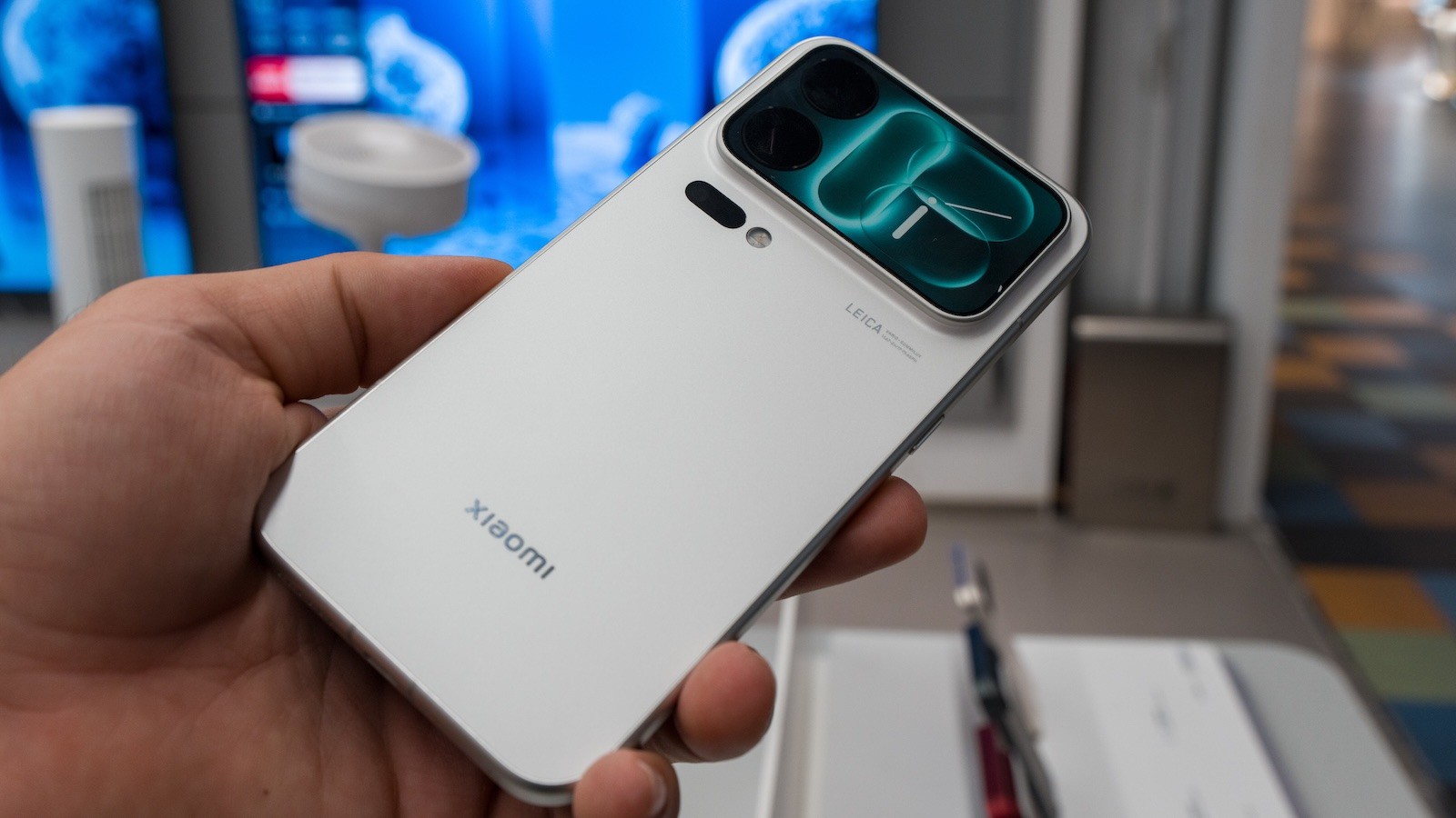 Xiaomi 18 Pro Max v bílé barvě se zapnutým zadním displejem a Leica fotoaparáty
