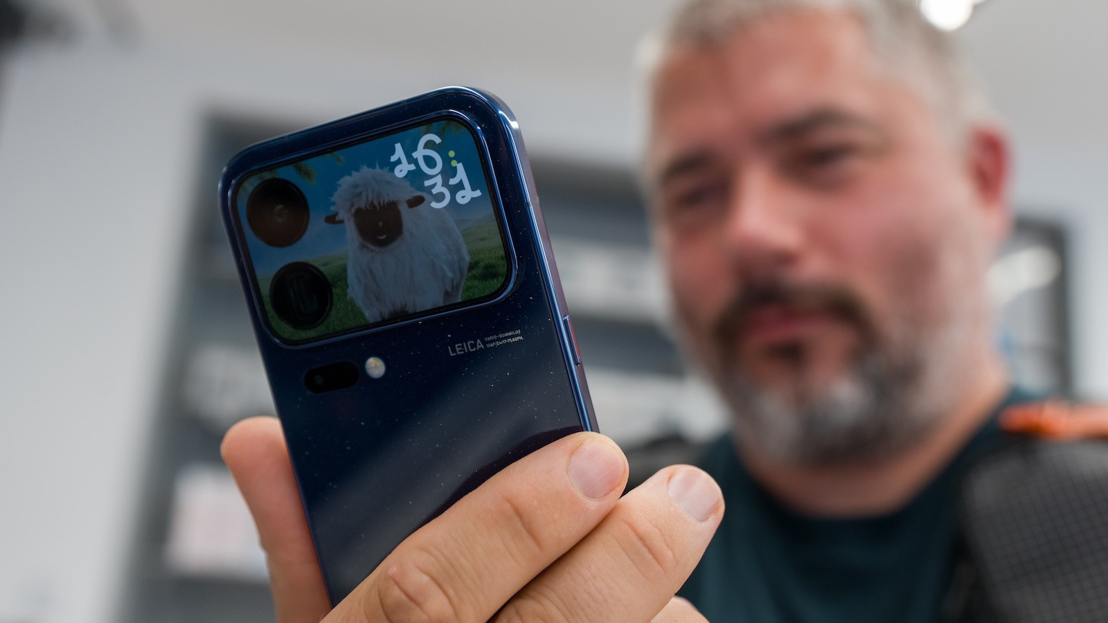 Xiaomi 18 Pro Max v modré barvě se zadním displejem a Leica fotoaparáty