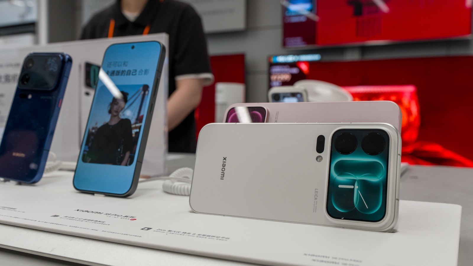 Xiaomi 18 Pro Max vystavený v Číně se zadním displejem a Leica fotoaparáty