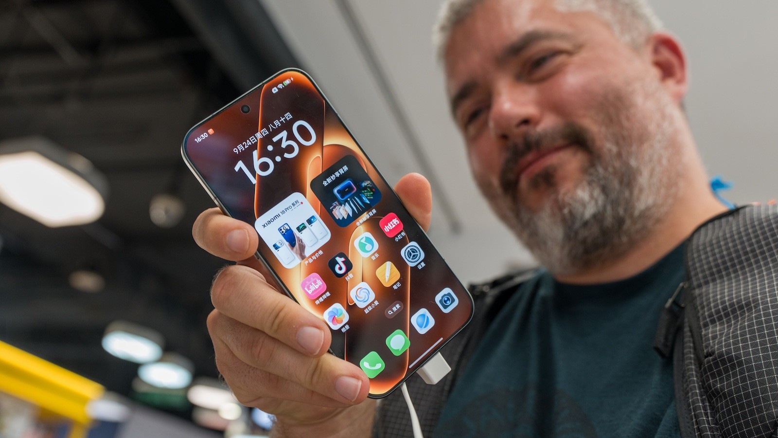 Xiaomi 18 Pro Max zepředu při prohlížení telefonu v Číně