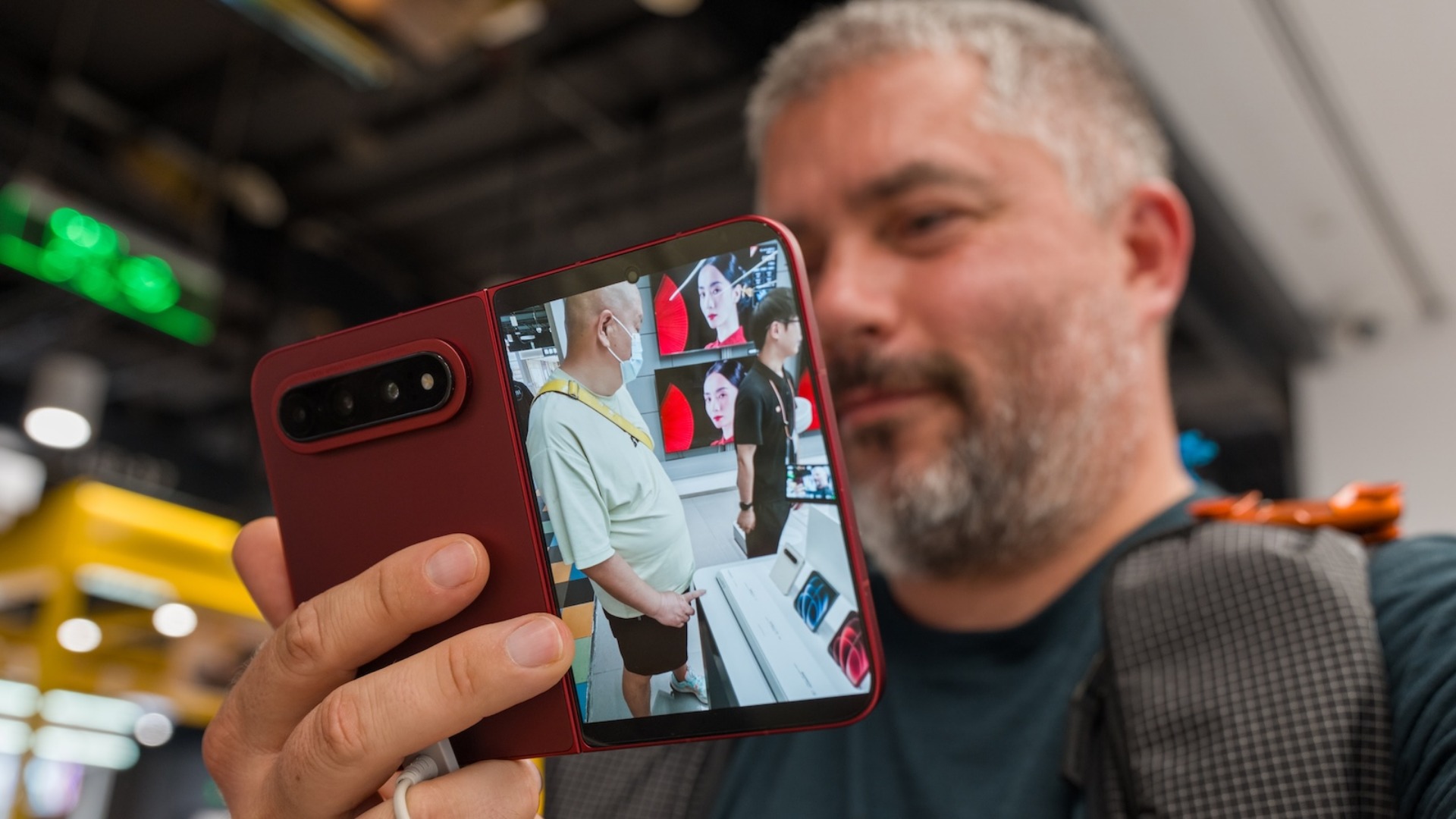 Xiaomi 18 Fold jsem držel v ruce v Číně. iPhone Duo má překvapivě podobný recept