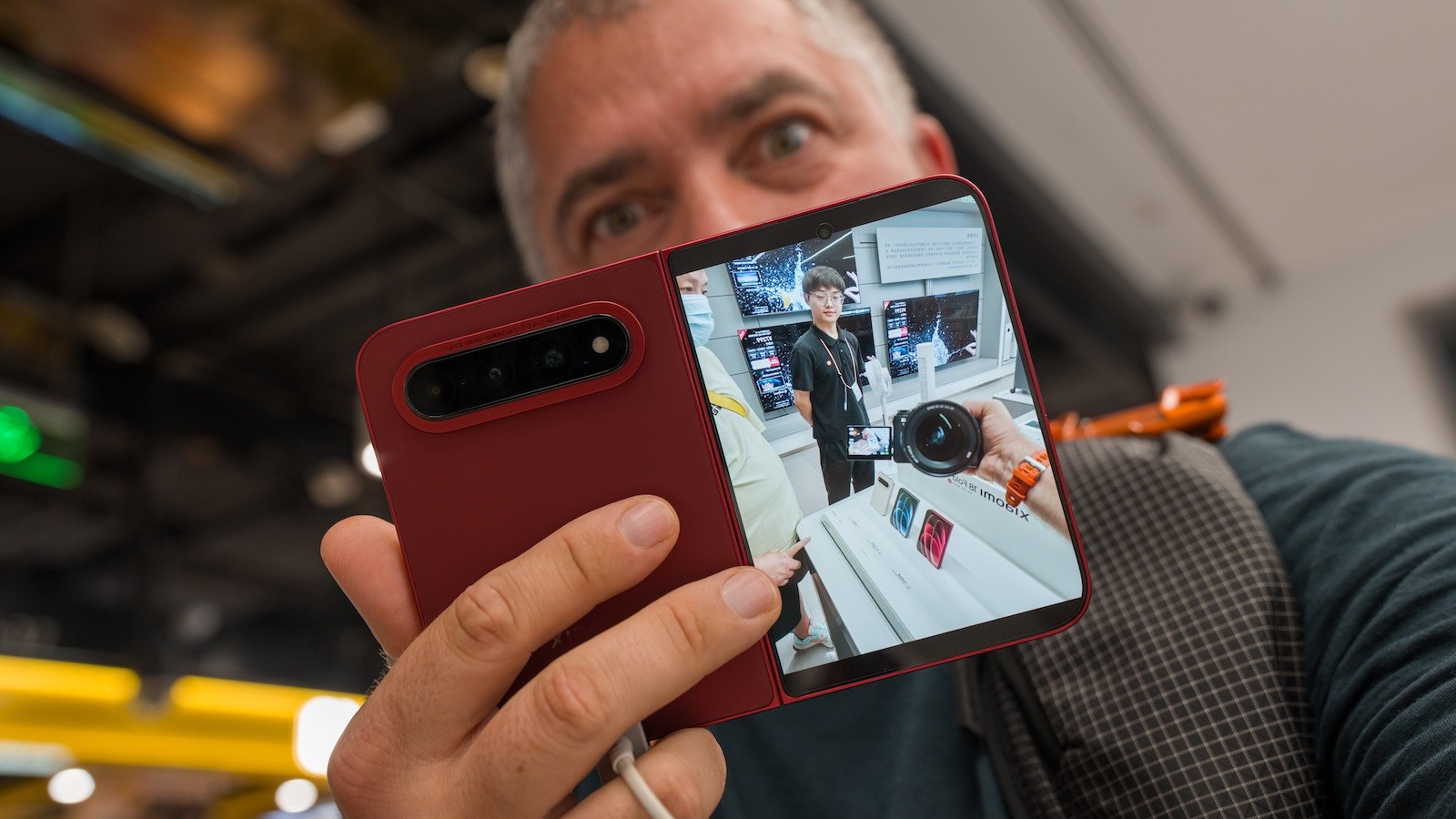 Otevřený Xiaomi 18 Fold v červené barvě s velkým vnitřním displejem