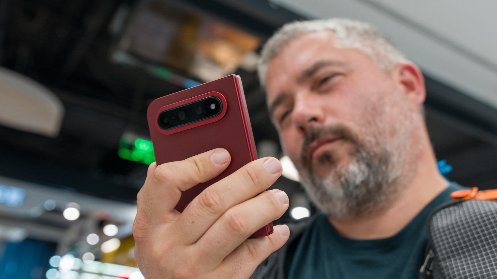 Xiaomi 18 Fold v červené barvě zavřený v ruce