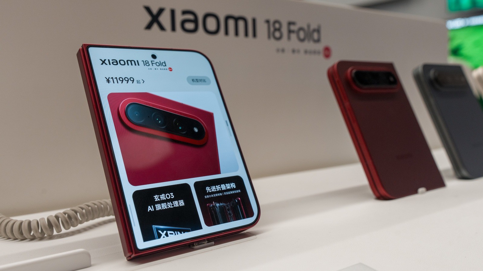 Xiaomi 18 Fold vystavený v Číně s otevřeným vnějším displejem