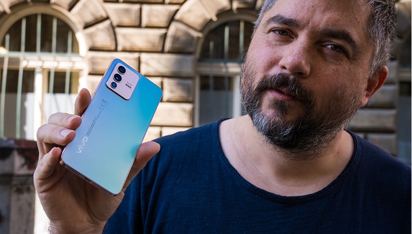 vivo V23 5G Co do designu rozhodně jeden z nelíbivějších letošních telefonů vivo V23 5G