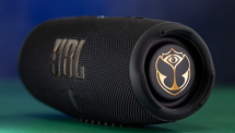 Rozbalili jsme limitovanou edici reproduktoru JBL Charge 5 Tomorrowland 