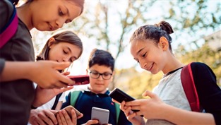 Jak vybrat ideální mobil pro školáky i náctileté? Vyzkoušejte náš návod!