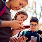 Jak vybrat ideální mobil pro školáky i náctileté? Vyzkoušejte náš návod!