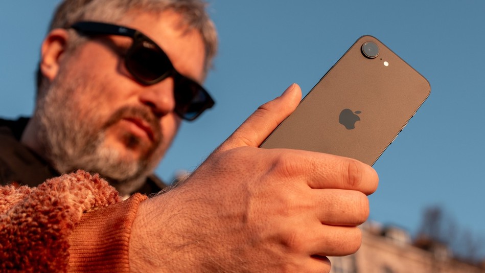 Apple iPhone 16e: Pro koho vlastně je? | Recenze